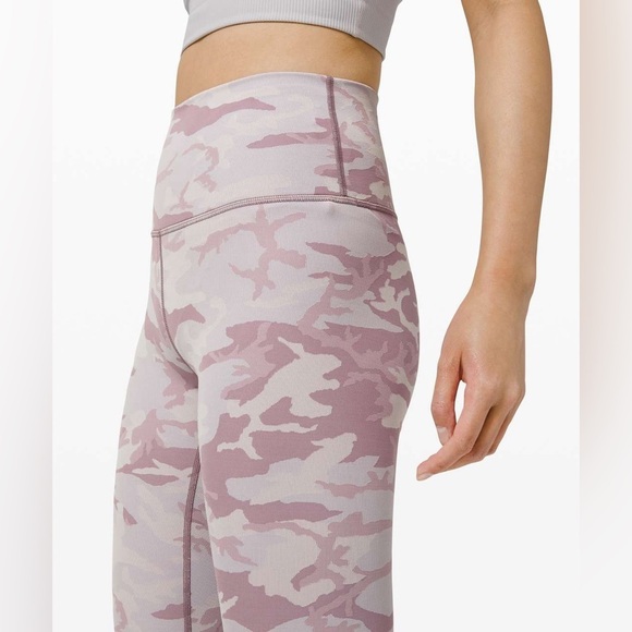 Lululemon Wunder Under High-Rise Tight 28"
Incognito Camo Jacquard Iced Iris - Picture 3 of 9